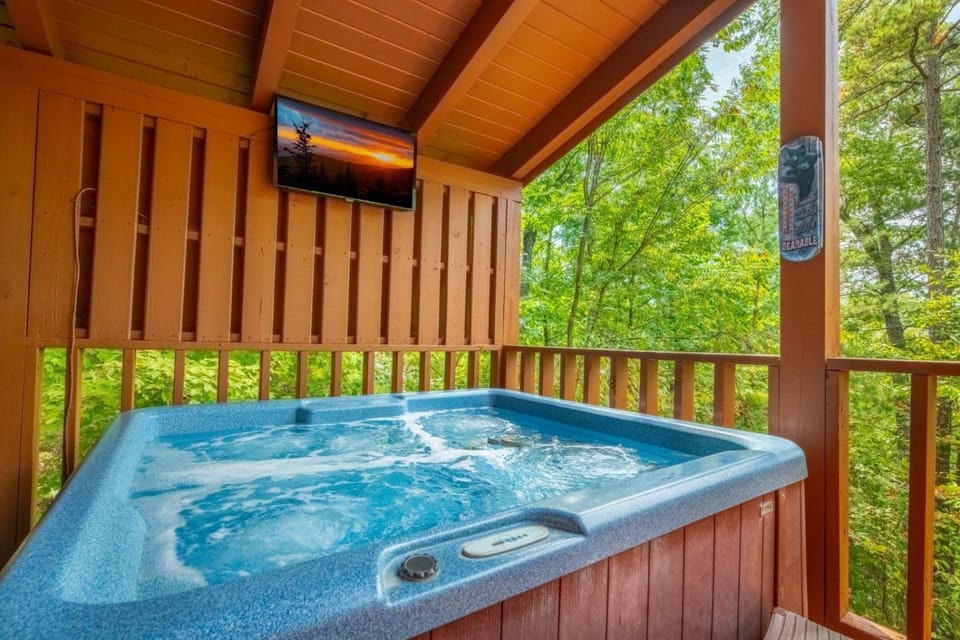 Knotty and Nice - Romanitc Escape with Outdoor Hot Tub - Game Room - Firepit House in Sevier County