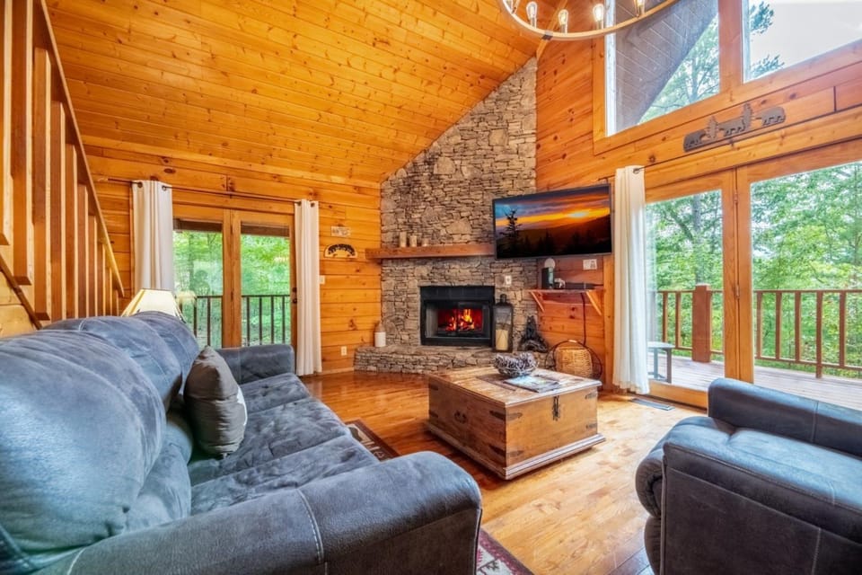 Knotty and Nice - Romanitc Escape with Outdoor Hot Tub - Game Room - Firepit House in Sevier County