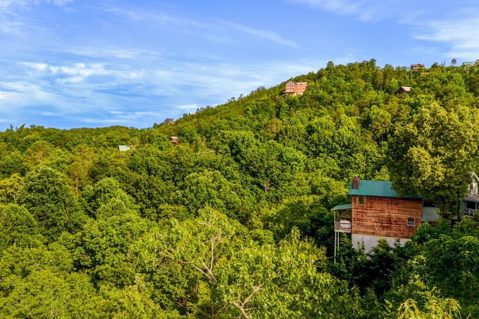 Mountain Romance - Mountain Views & Hot Tub Villa in Sevier County