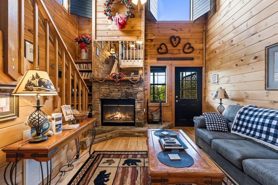 Mountain Romance - Mountain Views & Hot Tub Villa in Sevier County