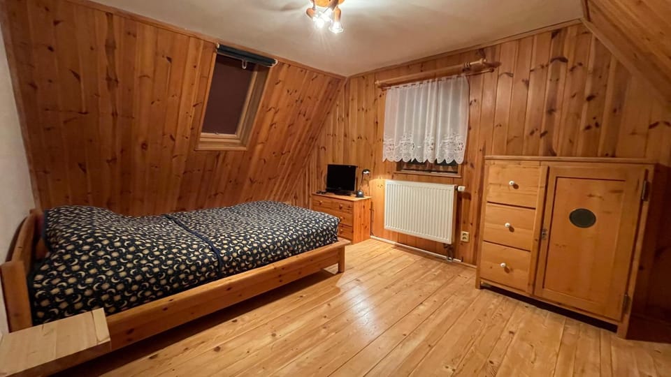 Bed, TV and multimedia, Bedroom, wardrobe