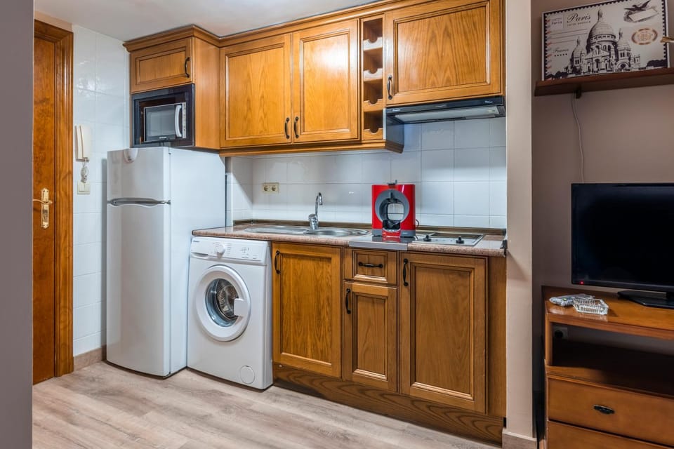 Kitchen or kitchenette, Supermarket/grocery shop, heating, stove, toaster, washing machine