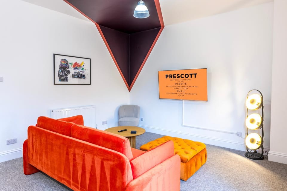 Communal lounge/ TV room, Living room, Decorative detail, Seating area, Evening entertainment
