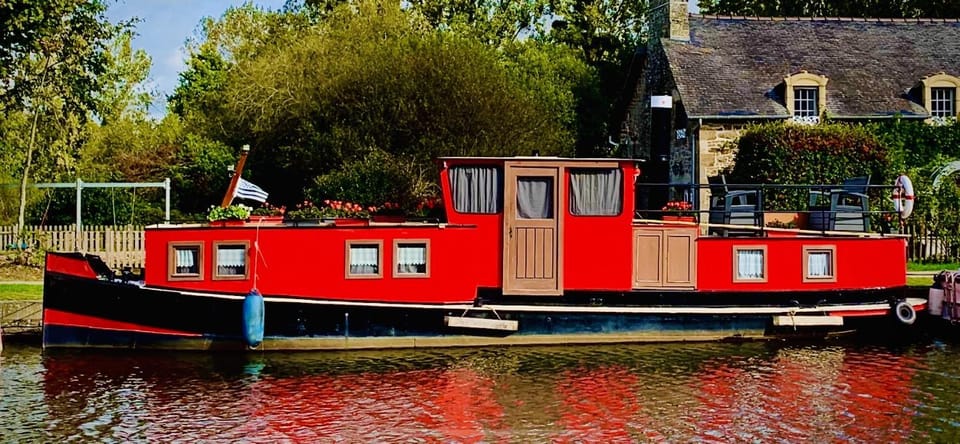 Magnifique péniche remorqueur à louer Docked boat in Brittany