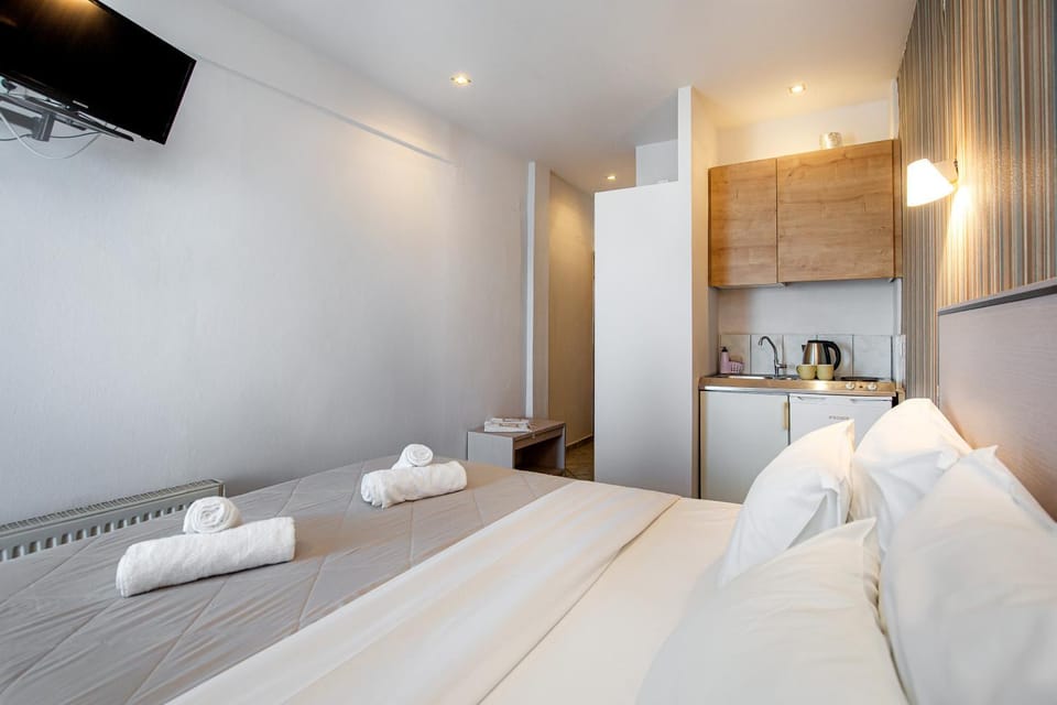 Bed, Kitchen or kitchenette, Bedroom