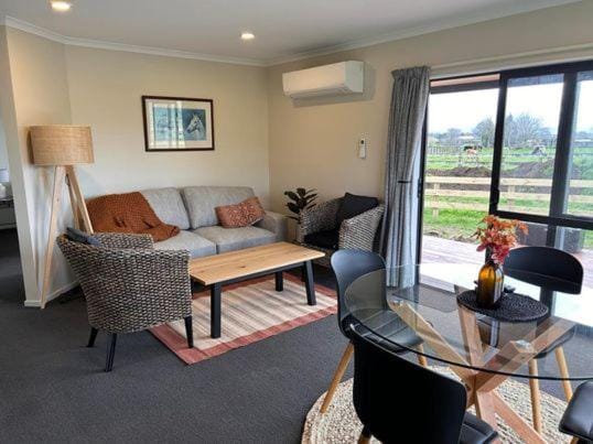 Living room, Seating area, Dining area, air conditioner