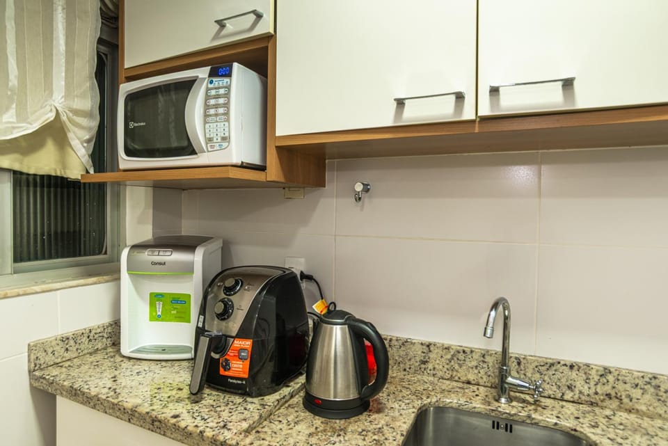 Coffee/tea facilities, Kitchen or kitchenette, stove, toaster