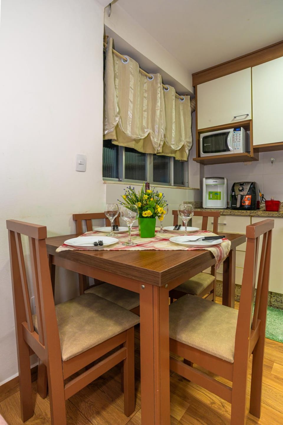 Kitchen or kitchenette, Dining area, microwave