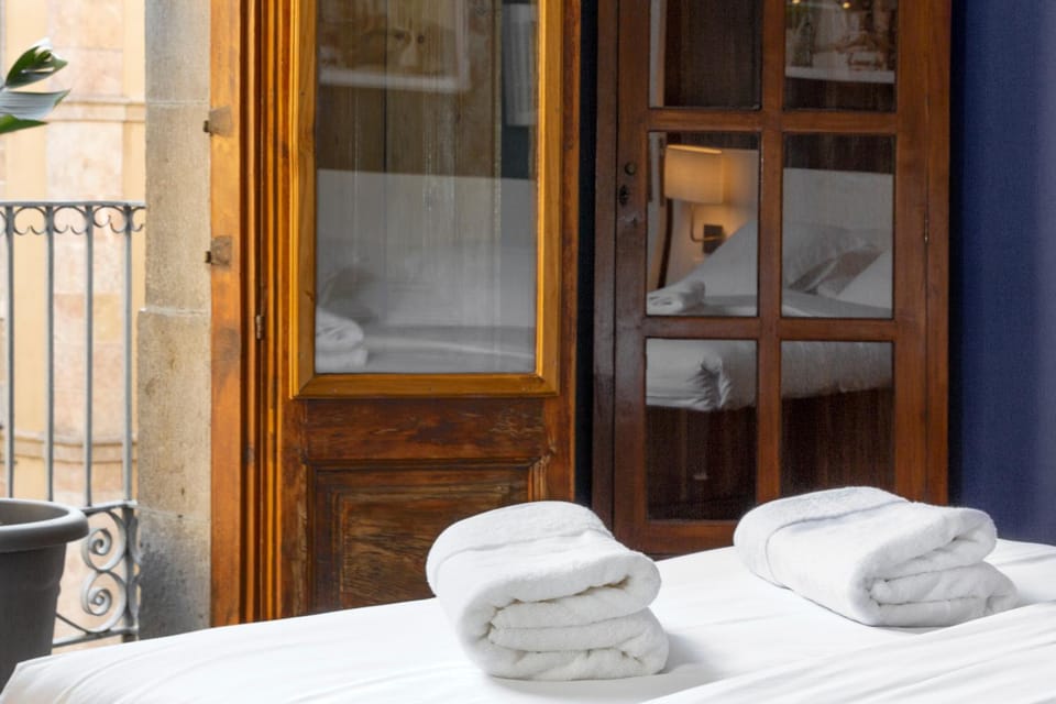 Bedroom, towels