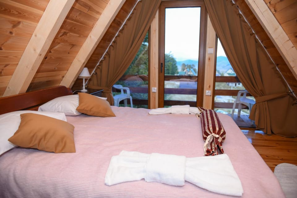 Bed, Natural landscape, Photo of the whole room, Bedroom, Garden view, Mountain view, towels