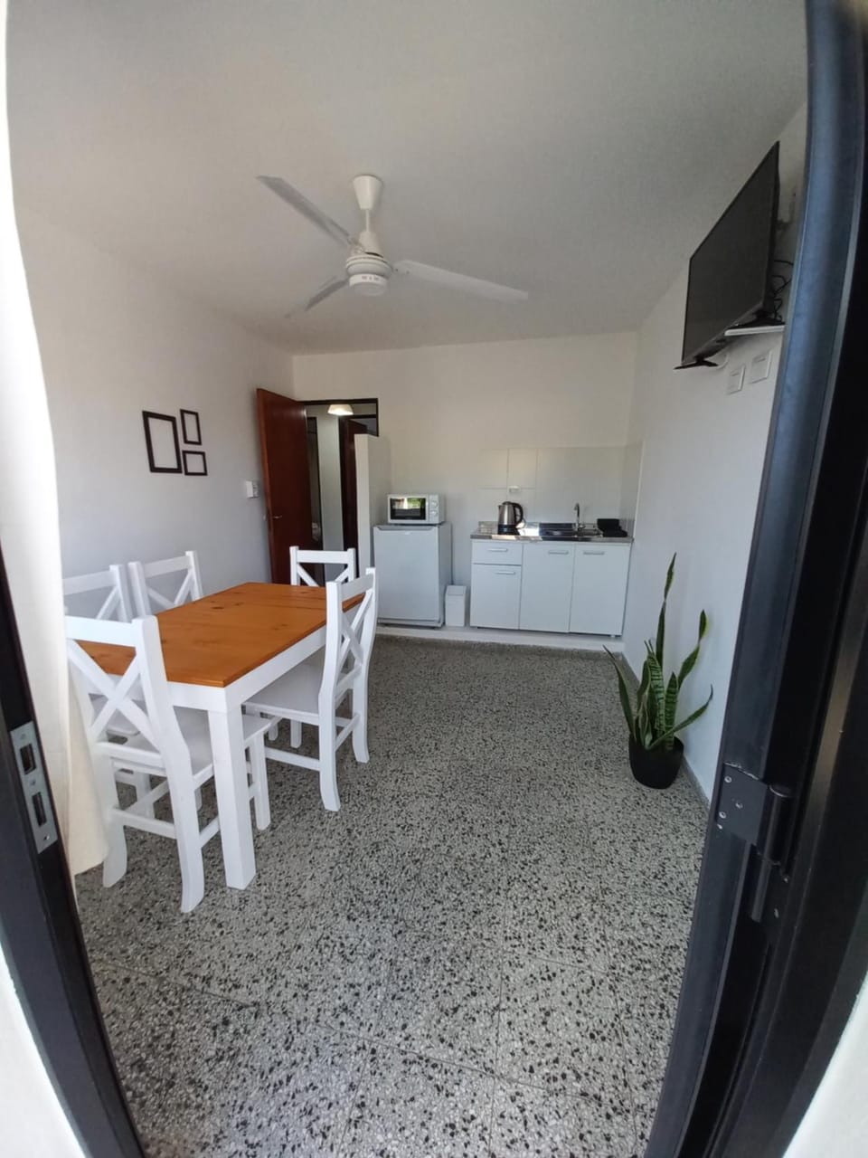 TV and multimedia, Kitchen or kitchenette, Dining area, fireplace