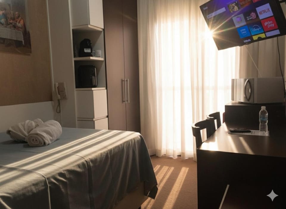 Bed, TV and multimedia, Photo of the whole room, Bedroom, towels