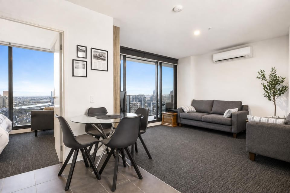 Living room, Seating area, Dining area, City view, air conditioner