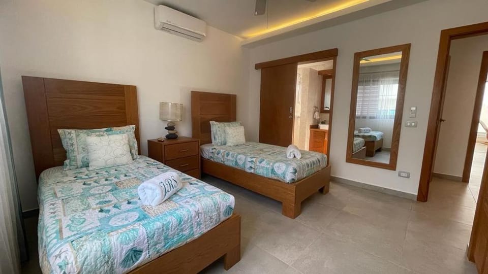 Bed, Photo of the whole room, Bedroom, air conditioner