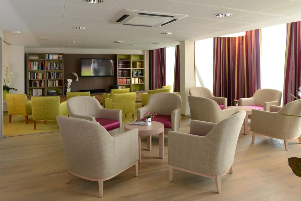 Communal lounge/ TV room