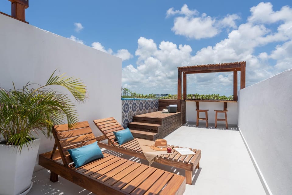 View (from property/room), Balcony/Terrace, Swimming pool, sunbed