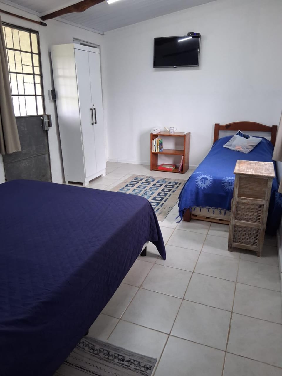 Bed, TV and multimedia, Photo of the whole room, Bedroom