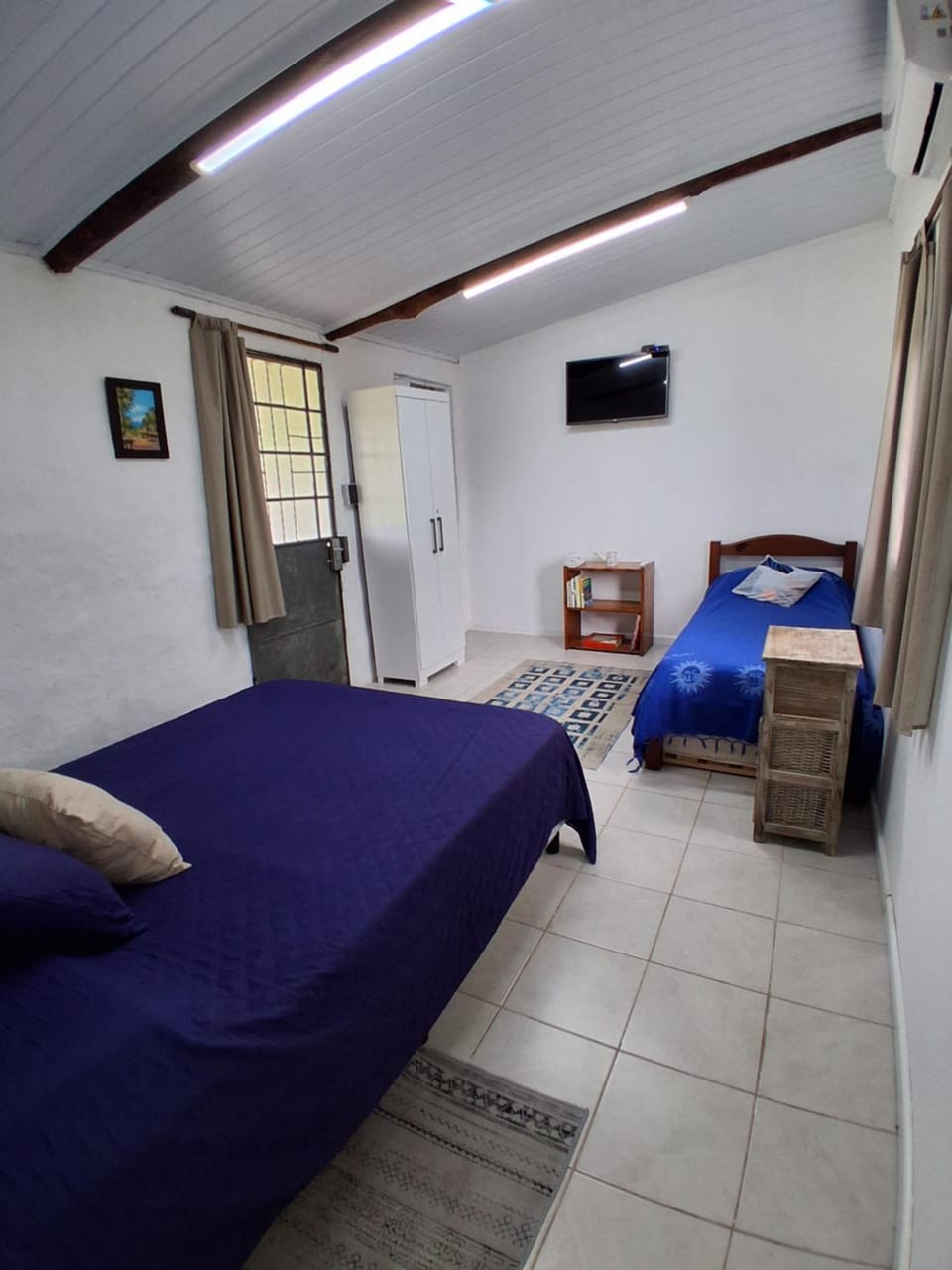 Bed, TV and multimedia, Photo of the whole room, Bedroom