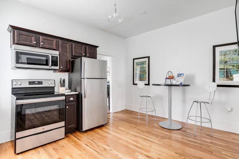 Kitchen or kitchenette, Dining area, dishwasher, minibar, pet friendly, stove, toaster