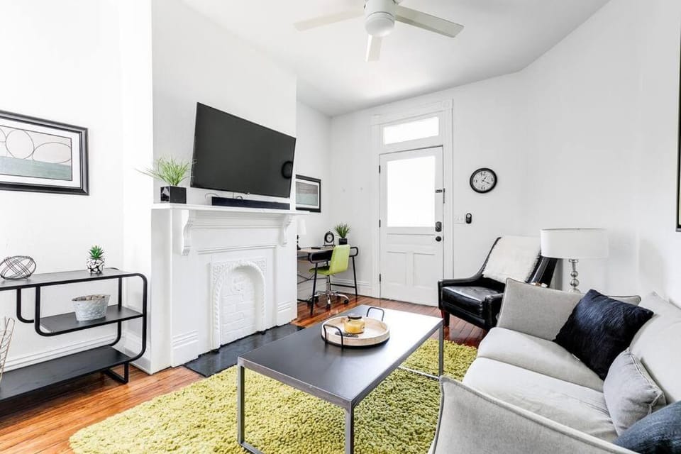 TV and multimedia, Living room, Seating area, Dining area, fireplace