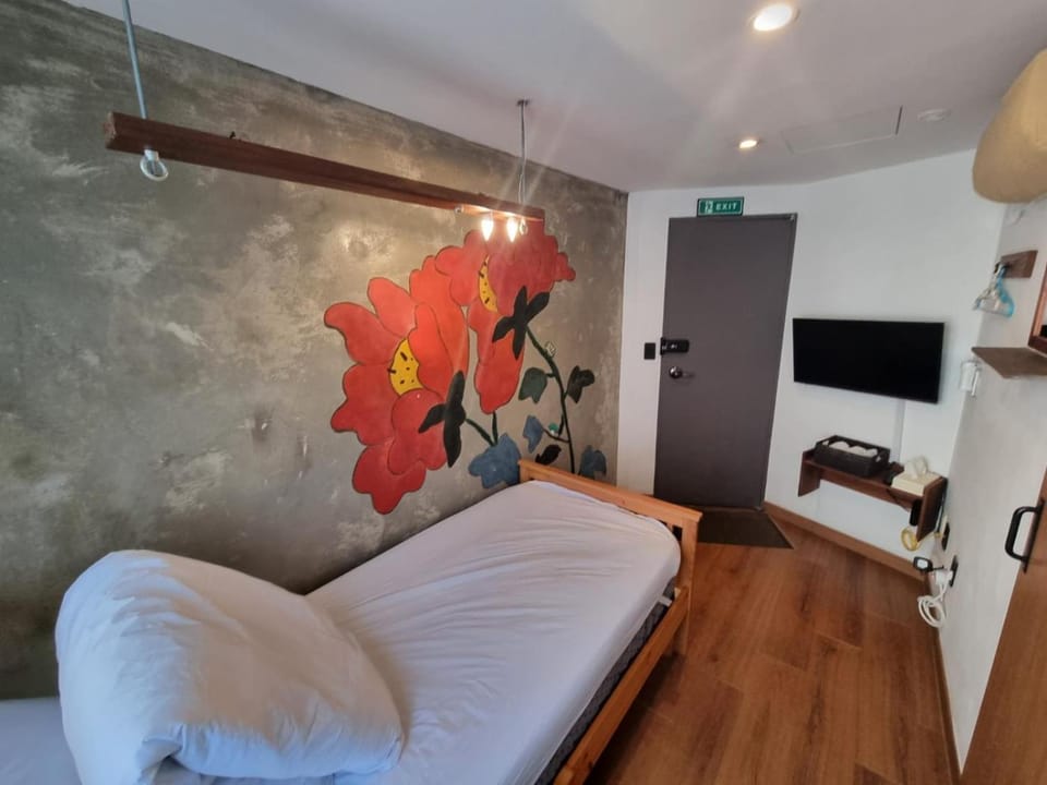 Bed, TV and multimedia, Bedroom