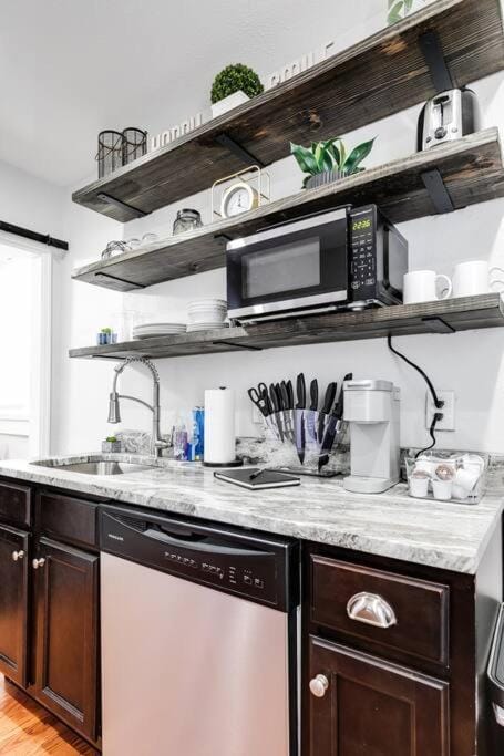 Kitchen or kitchenette, dishwasher, minibar, pet friendly, stove