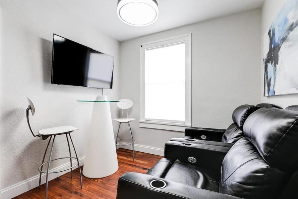 Charming, Happy 1-Bed Oasis: RVA Retreat Awaits! Apartment in Church Hill