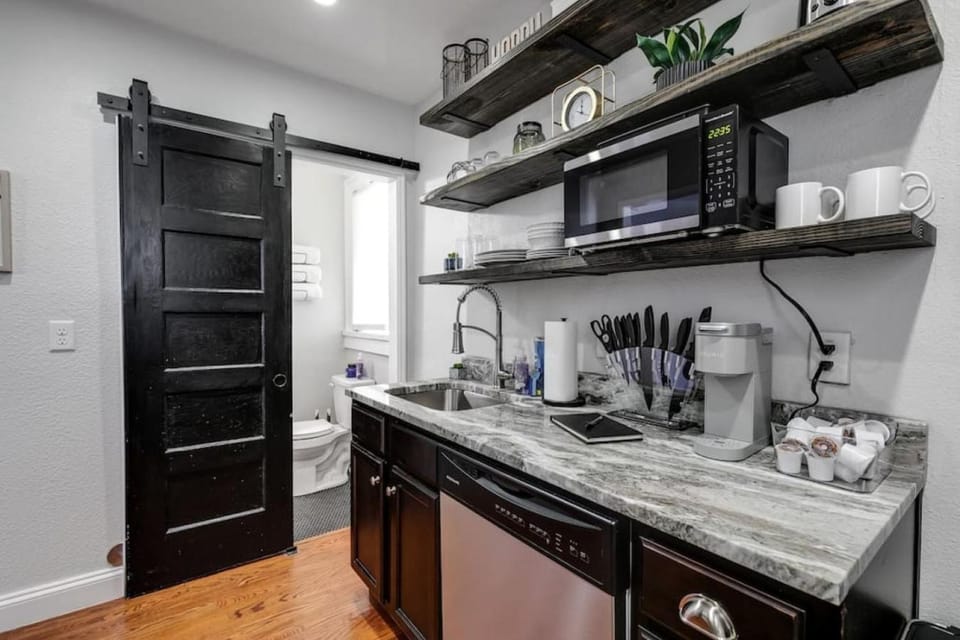 Charming, Happy 1-Bed Oasis: RVA Retreat Awaits! Apartment in Church Hill