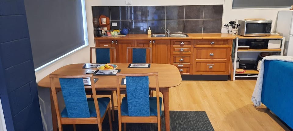 Coffee/tea facilities, Kitchen or kitchenette, Seating area, minibar