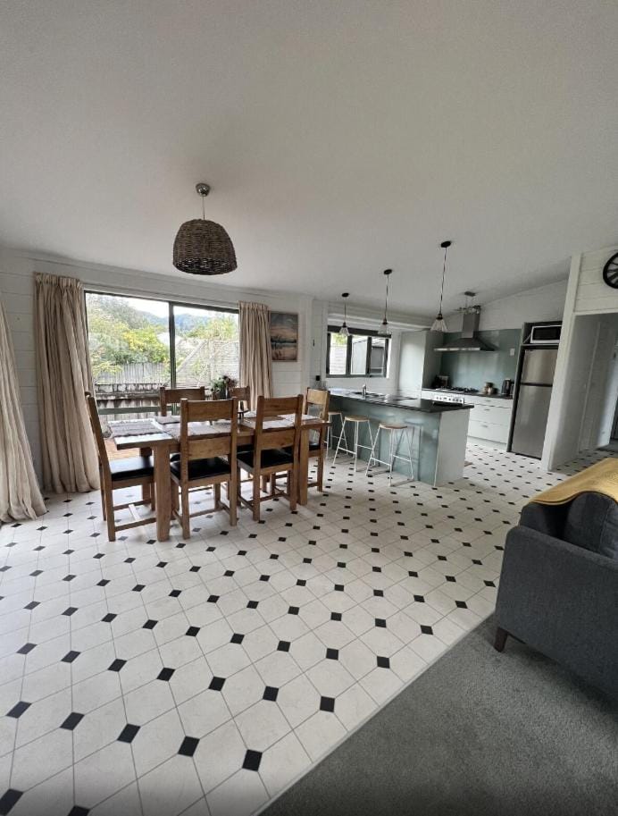 Kitchen or kitchenette, Living room, Seating area, Dining area