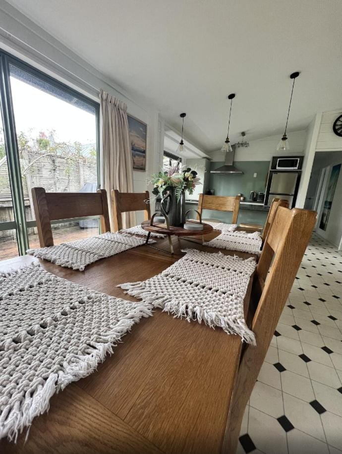 Kitchen or kitchenette, Seating area, Dining area