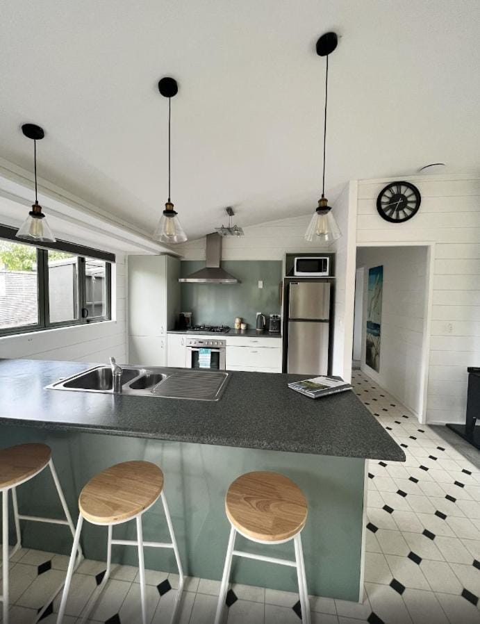 Kitchen or kitchenette, minibar, pet friendly, stove