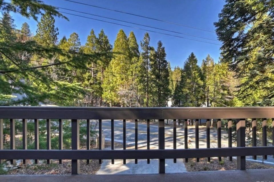 Arrowhead Lake Cabin pool table stunning views Cabin in Southern California