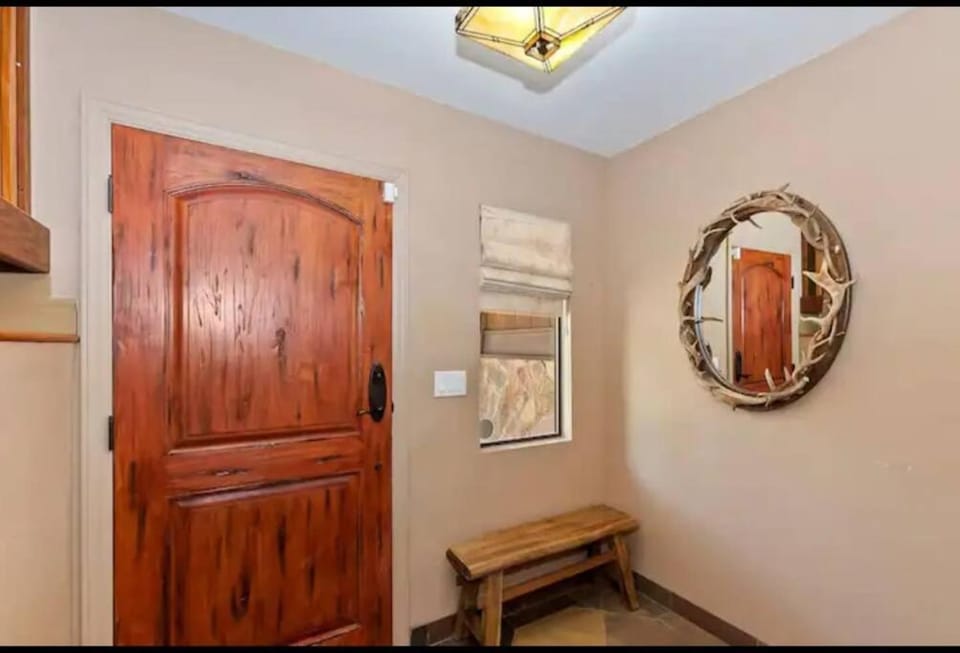 Arrowhead Lake Cabin pool table stunning views Cabin in Southern California