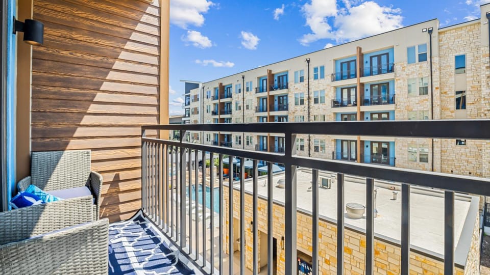 Cozy Retreat-Free Reserved Parking-Pool Apartment in Addison