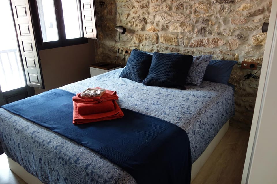 Bed, Photo of the whole room, Bedroom, towels