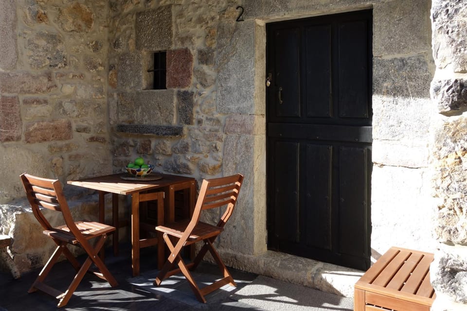 Patio, Facade/entrance, Day, Dining area