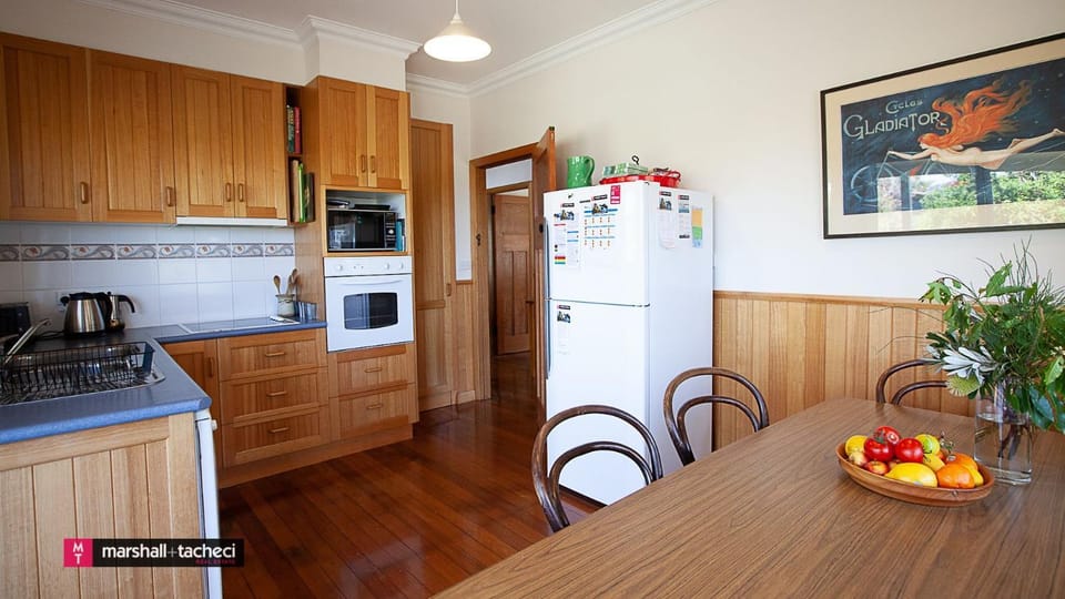 Coffee/tea facilities, Kitchen or kitchenette, Dining area, dishwasher, microwave, oven, stove