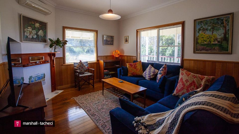 TV and multimedia, Living room, Seating area, air conditioner