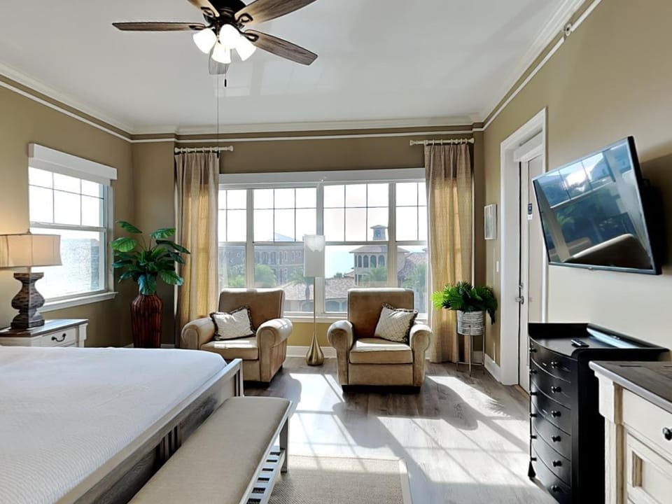 Bed, TV and multimedia, Seating area, Bedroom, furniture