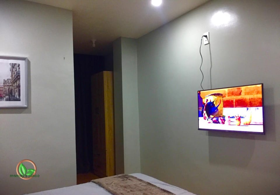 Bed, TV and multimedia, Evening entertainment, Bedroom