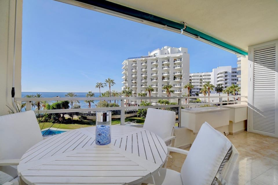 Front line beach apartment 2 bedr Apartment in Marbella