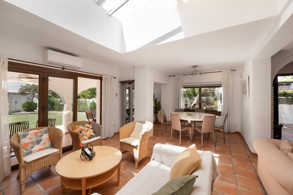 Villa by the beach 5 bedrooms Villa in Marbella