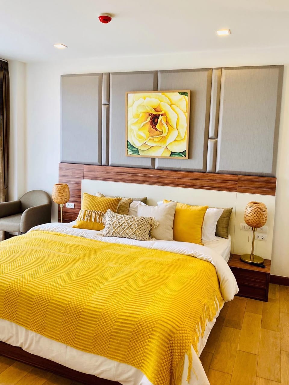Bed, Living room, Photo of the whole room, Seating area, Bedroom