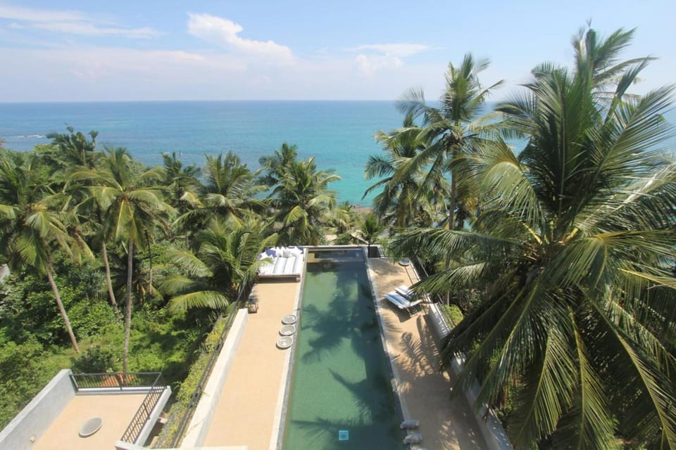 Day, Pool view