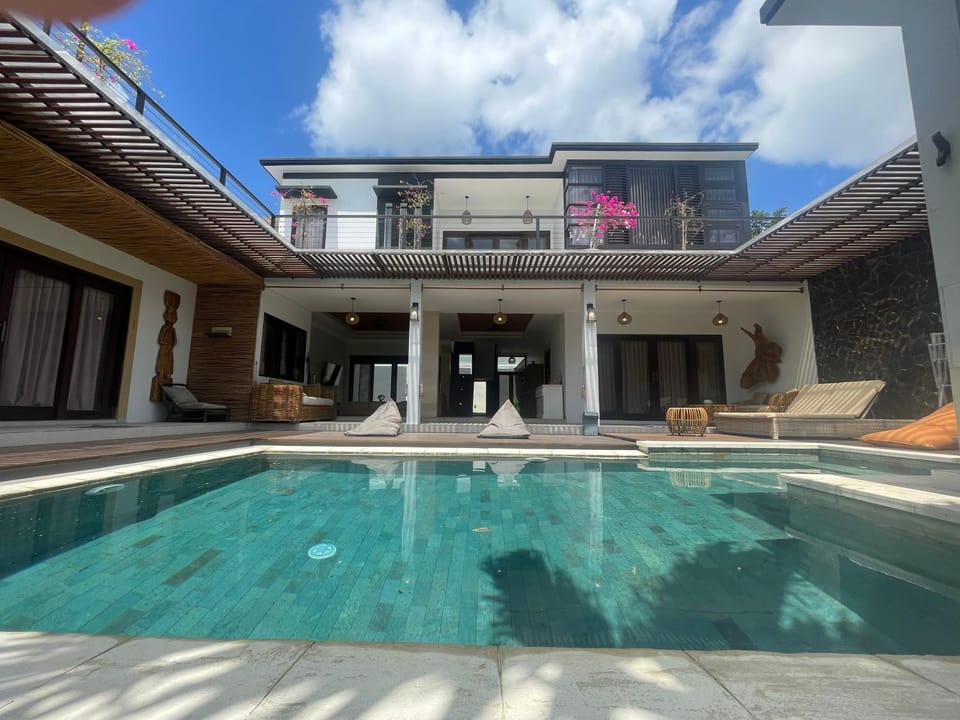 Property building, Balcony/Terrace, Pool view, Swimming pool, sunbed