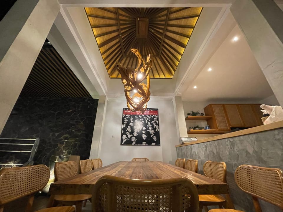 Kitchen or kitchenette, Seating area, Dining area