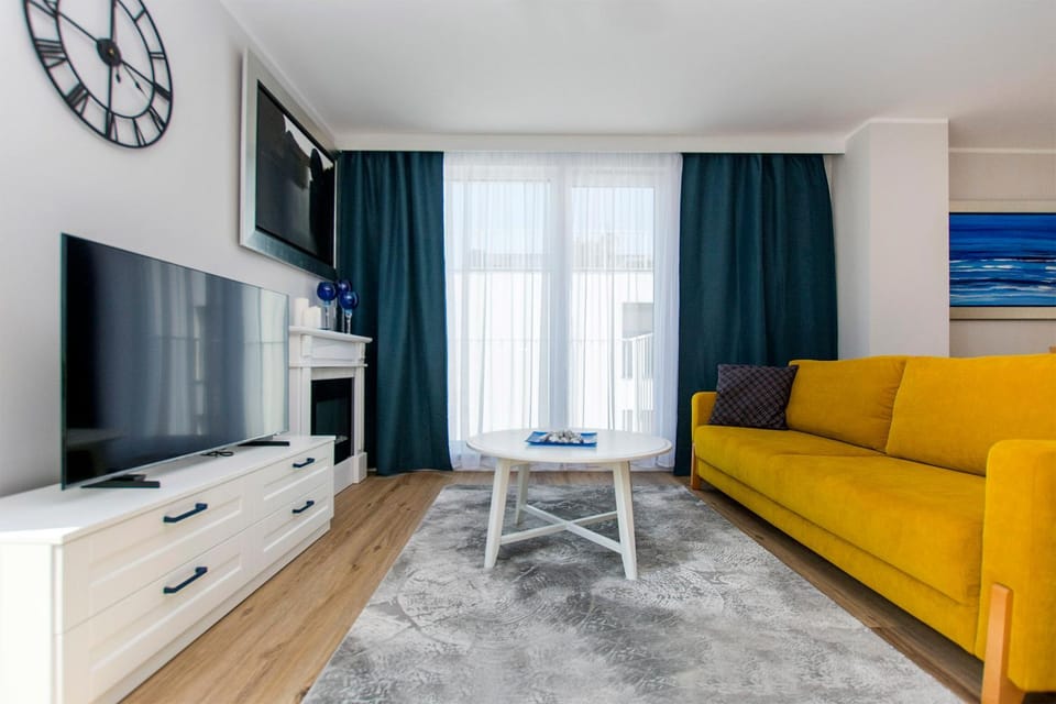 TV and multimedia, Balcony/Terrace, Living room, Decorative detail, Seating area, Evening entertainment