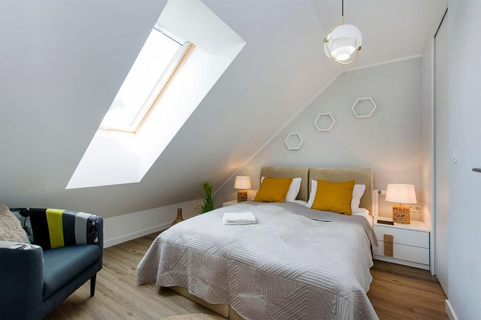 Bed, TV and multimedia, Photo of the whole room, Seating area, Bedroom, hair dresser, towels, wardrobe, air conditioner