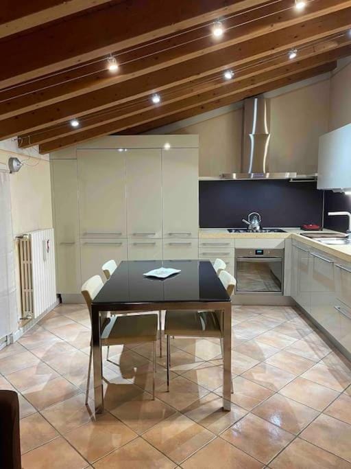 Kitchen or kitchenette, Dining area, stove